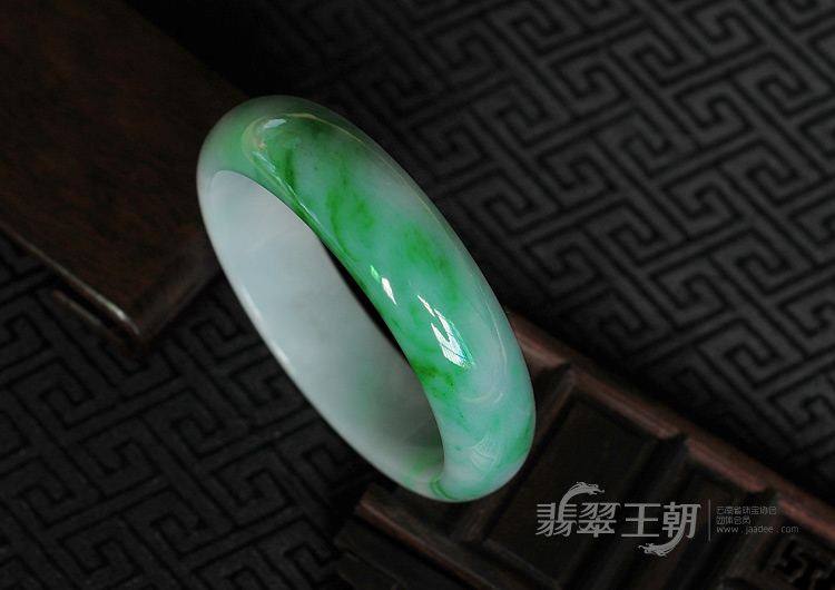 细糯种阳绿缅甸翡翠手镯（59.2mm）