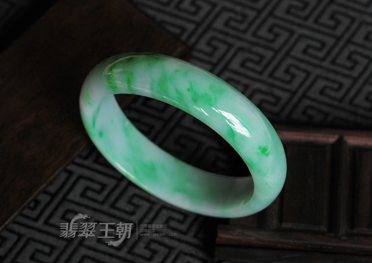 细糯种阳绿缅甸翡翠手镯（57.9mm）