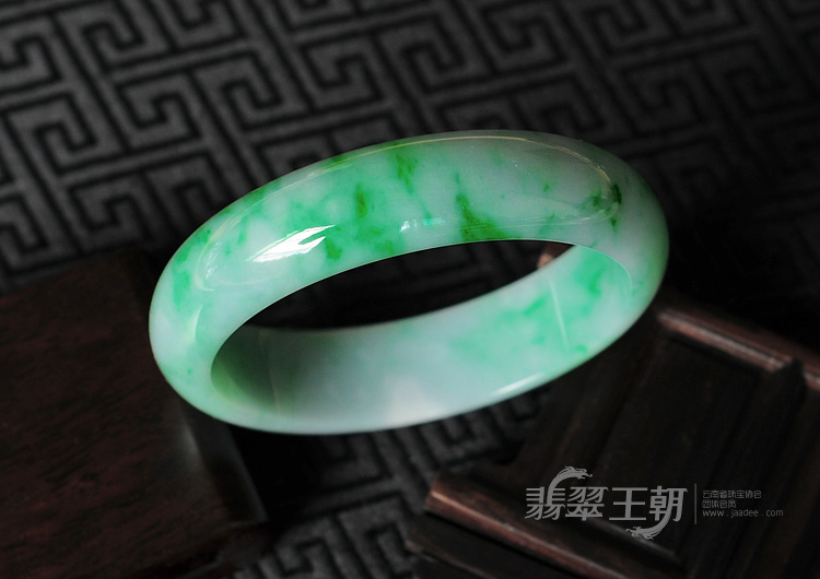 细糯种阳绿缅甸翡翠手镯（57.9mm）