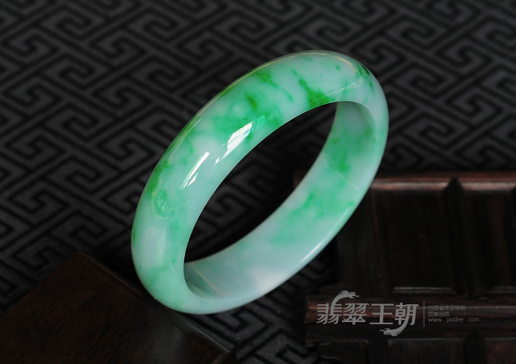 细糯种阳绿缅甸翡翠手镯（57.9mm）