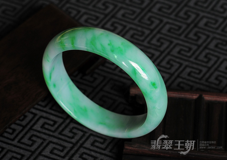 细糯种阳绿缅甸翡翠手镯（57.9mm）