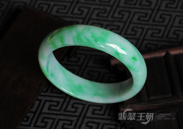 细糯种阳绿缅甸翡翠手镯（57.9mm）