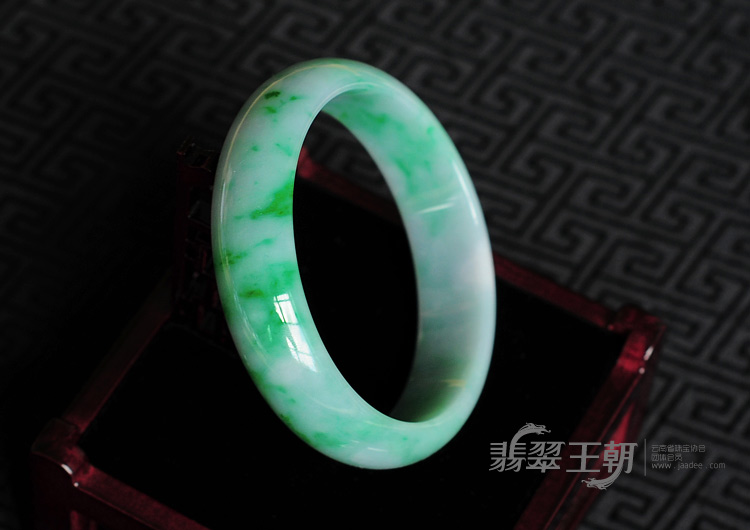 细糯种阳绿缅甸翡翠手镯（57.9mm）
