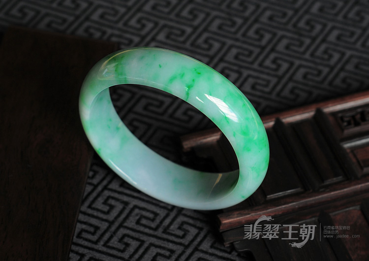 细糯种阳绿缅甸翡翠手镯（59.3mm）