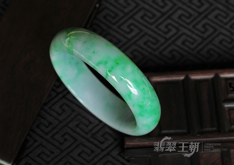 细糯种阳绿缅甸翡翠手镯（59.3mm）