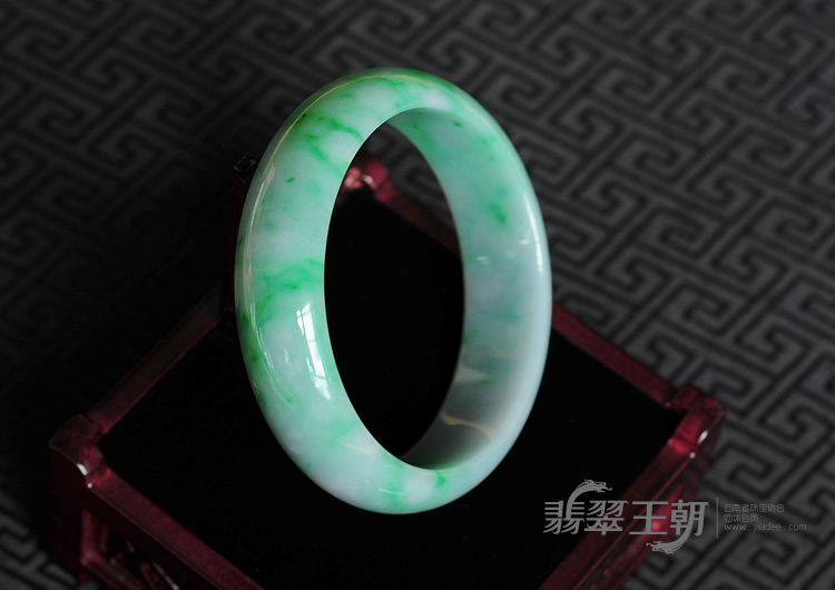 细糯种阳绿缅甸翡翠手镯（59.3mm）