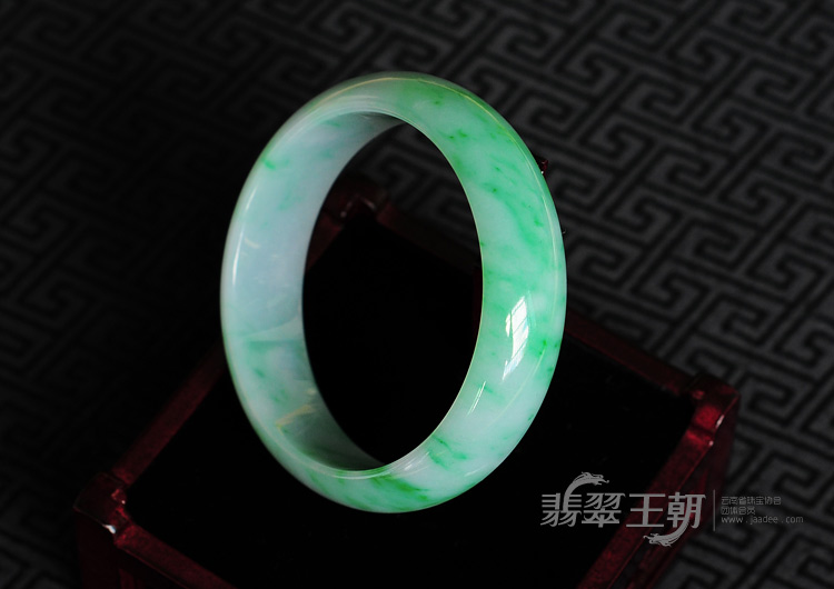 细糯种阳绿缅甸翡翠手镯（59.3mm）