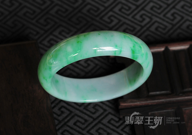 细糯种阳绿缅甸翡翠手镯（59.3mm）