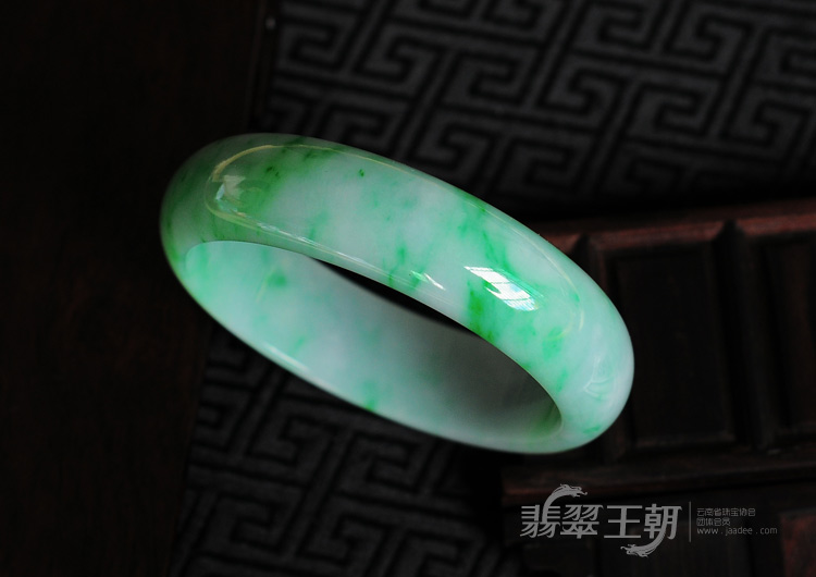 细糯种阳绿缅甸翡翠手镯（59.3mm）