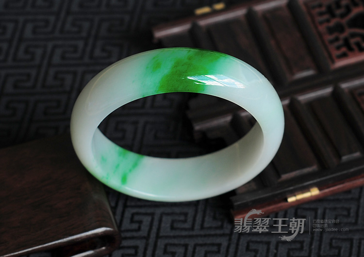 细糯种阳绿缅甸翡翠手镯（58.8mm）