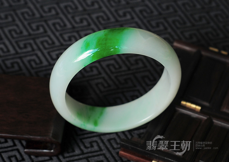 细糯种阳绿缅甸翡翠手镯（58.8mm）