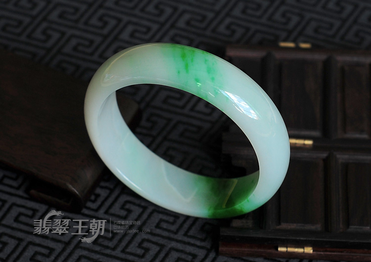 细糯种阳绿缅甸翡翠手镯（58.8mm）