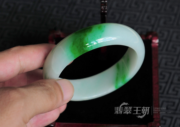 细糯种阳绿缅甸翡翠手镯（58.8mm）