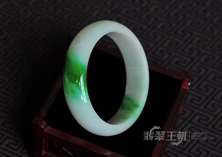 细糯种阳绿缅甸翡翠手镯（58.8mm）