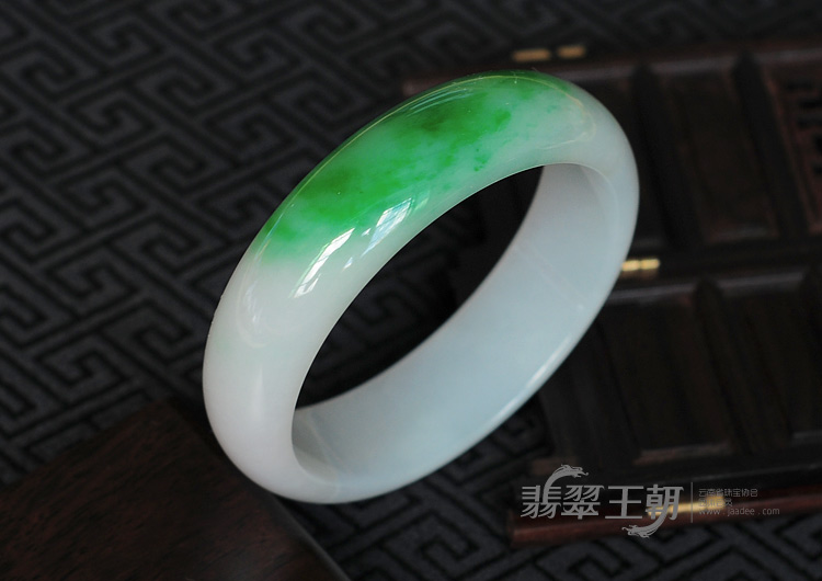 细糯种阳绿缅甸翡翠手镯（59.4mm）