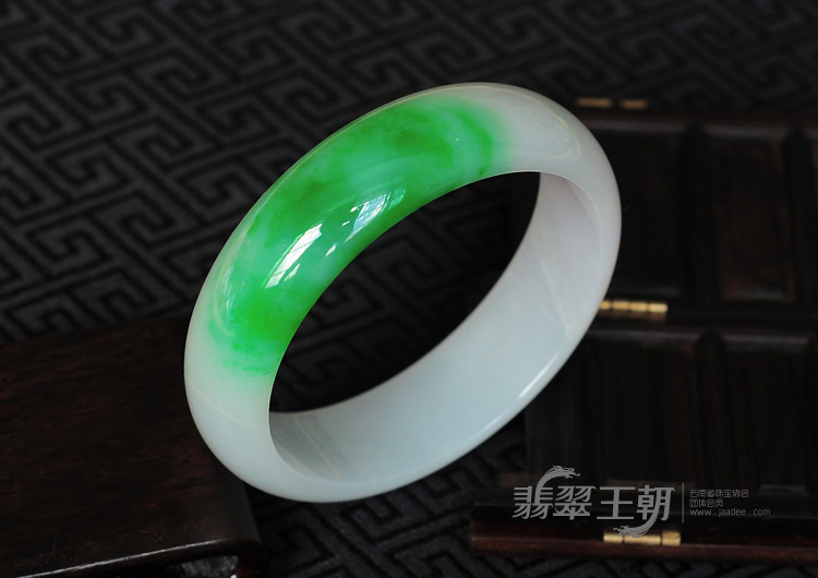 细糯种阳绿缅甸翡翠手镯（59.4mm）