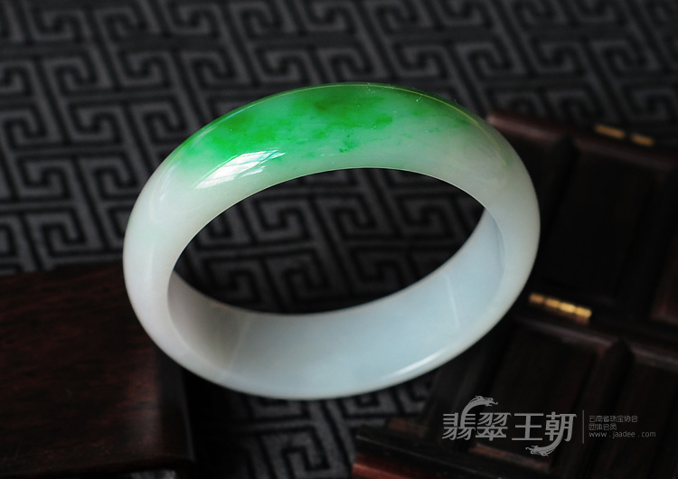 细糯种阳绿缅甸翡翠手镯（59.4mm）