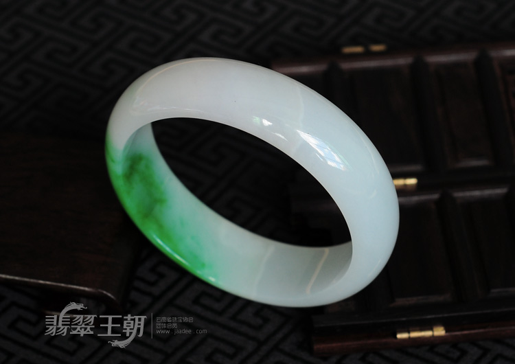 细糯种阳绿缅甸翡翠手镯（59.4mm）