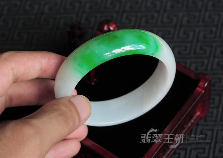 细糯种阳绿缅甸翡翠手镯（59.4mm）