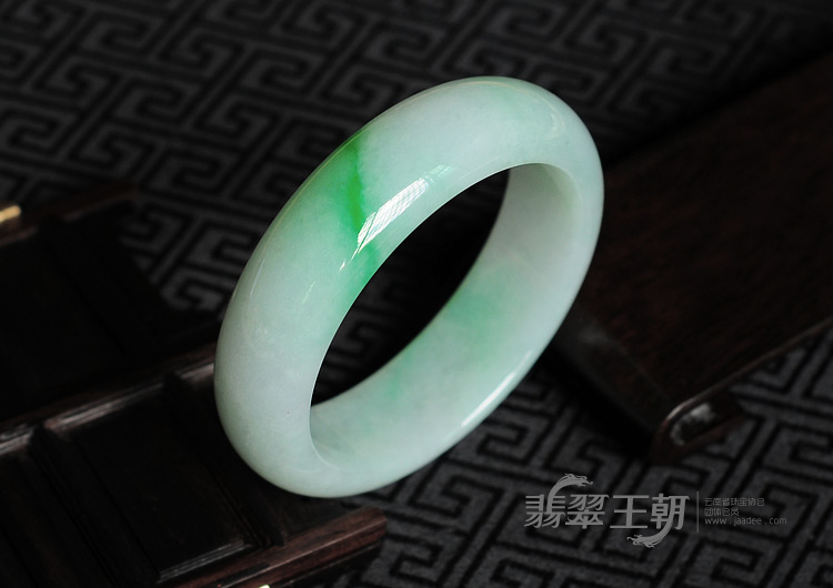 糯冰种阳绿飘翠缅甸翡翠手镯（55.4mm）
