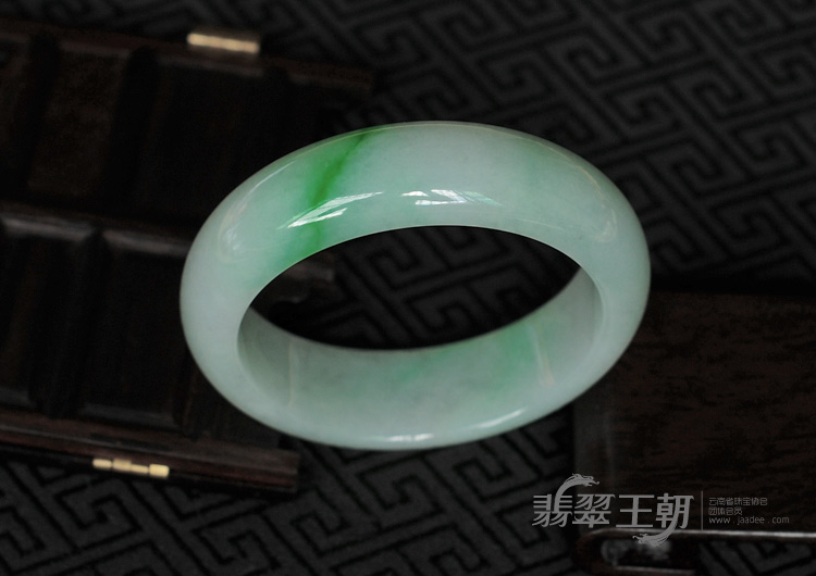 糯冰种阳绿飘翠缅甸翡翠手镯（55.4mm）
