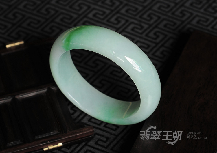 糯冰种阳绿飘翠缅甸翡翠手镯（55.4mm）