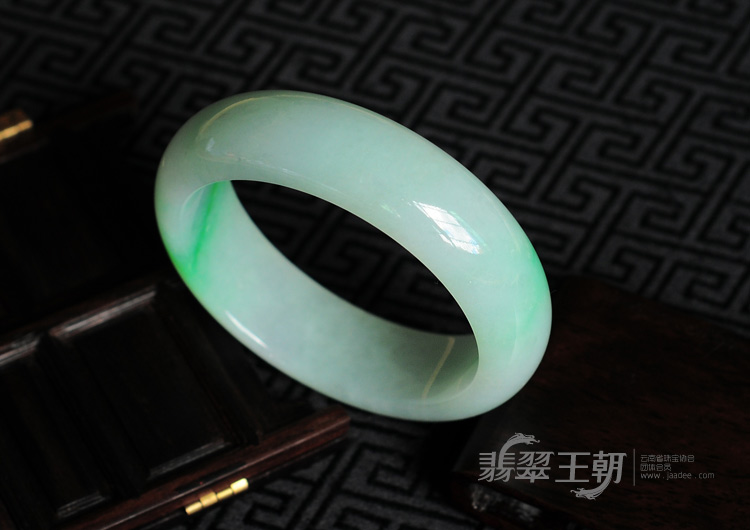 糯冰种阳绿飘翠缅甸翡翠手镯（55.4mm）
