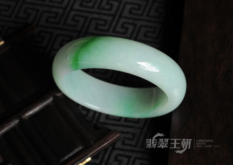 糯冰种阳绿飘翠缅甸翡翠手镯（55.4mm）