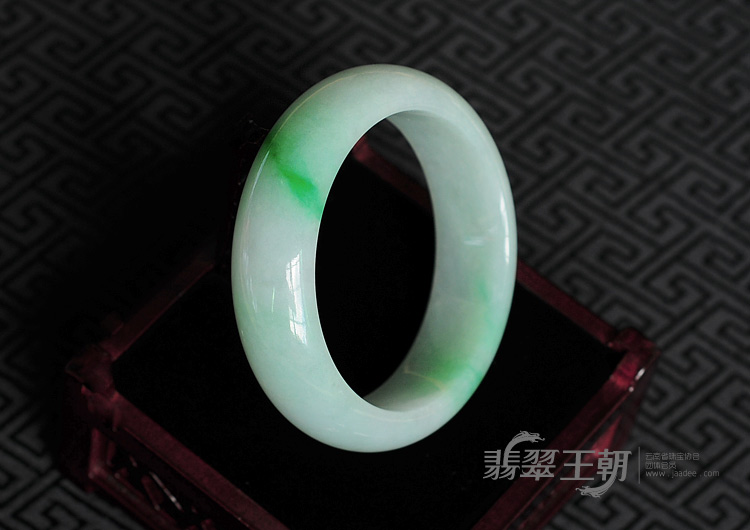 糯冰种阳绿飘翠缅甸翡翠手镯（55.4mm）