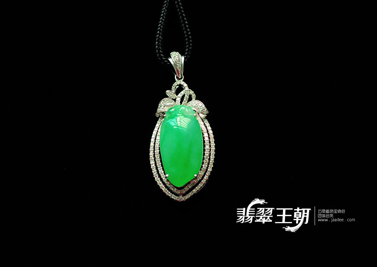 冰种苹果绿缅甸翡翠包白金寿桃胸坠（真钻）
