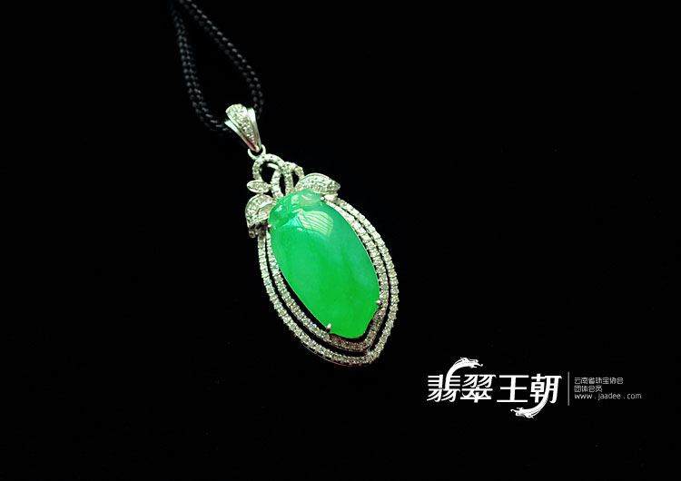 冰种苹果绿缅甸翡翠包白金寿桃胸坠（真钻）