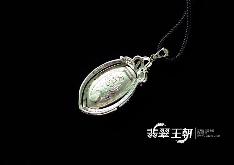 冰种苹果绿缅甸翡翠包白金寿桃胸坠（真钻）