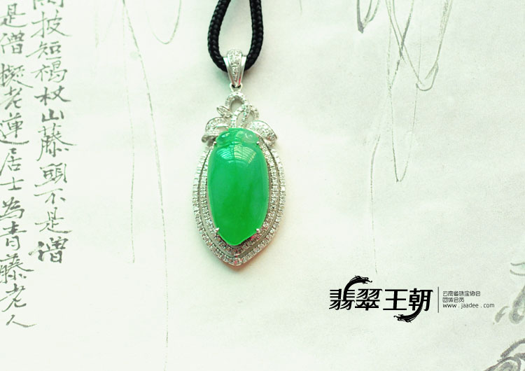 冰种苹果绿缅甸翡翠包白金寿桃胸坠（真钻）
