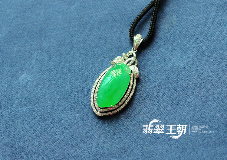 冰种苹果绿缅甸翡翠包白金寿桃胸坠（真钻）