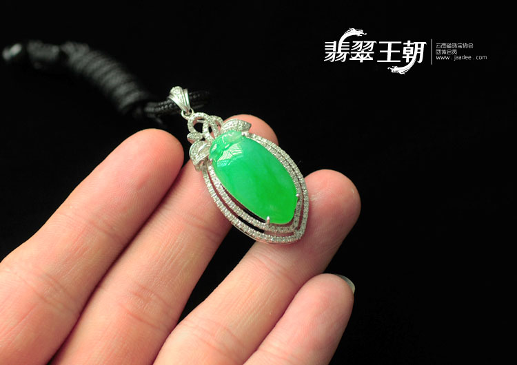 冰种苹果绿缅甸翡翠包白金寿桃胸坠（真钻）
