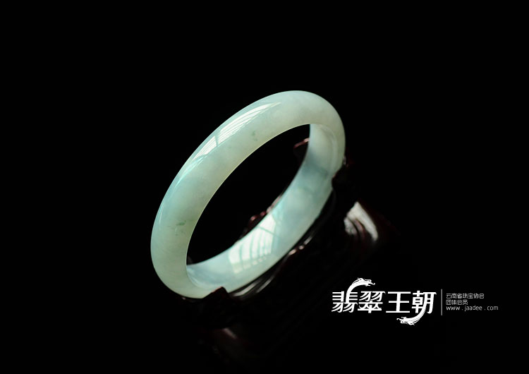 糯冰种淡青色略飘花缅甸翡翠手镯(64.5)