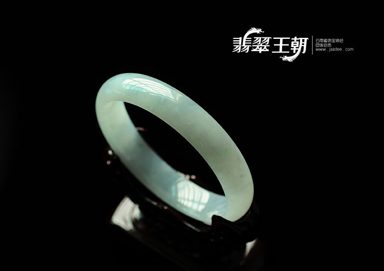糯冰种淡青色略飘花缅甸翡翠手镯(64.5)