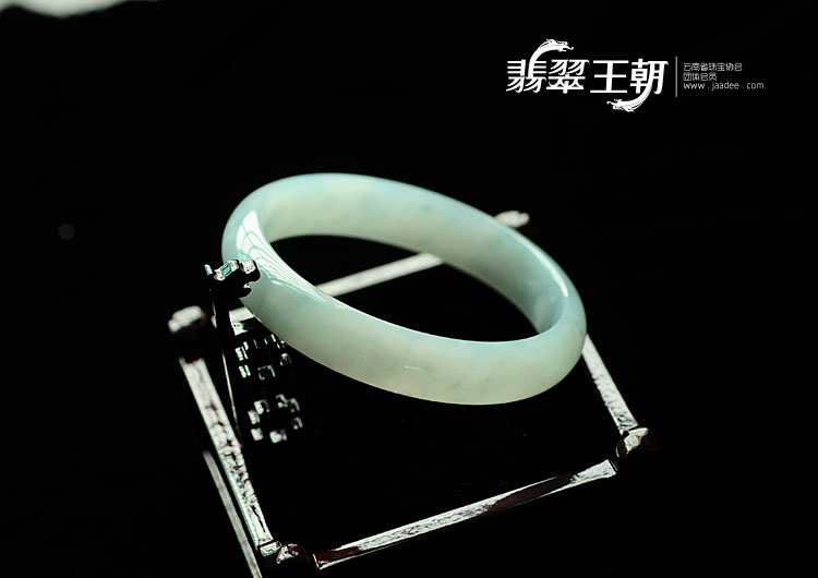 糯冰种淡青色略飘花缅甸翡翠手镯(64.5)