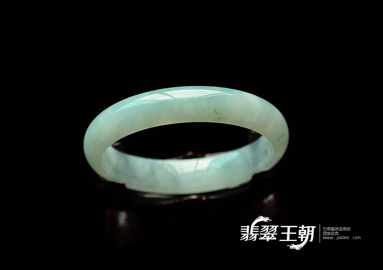 糯冰种淡青色略飘花缅甸翡翠手镯(64.5)