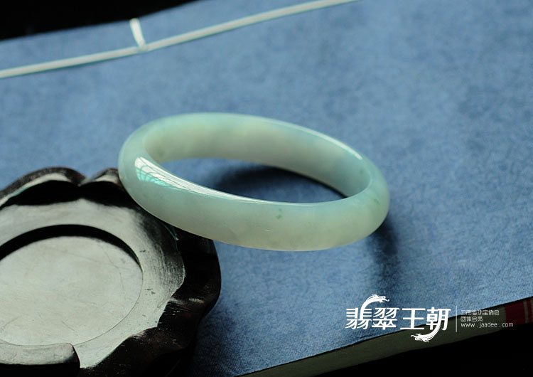 糯冰种淡青色略飘花缅甸翡翠手镯(64.5)