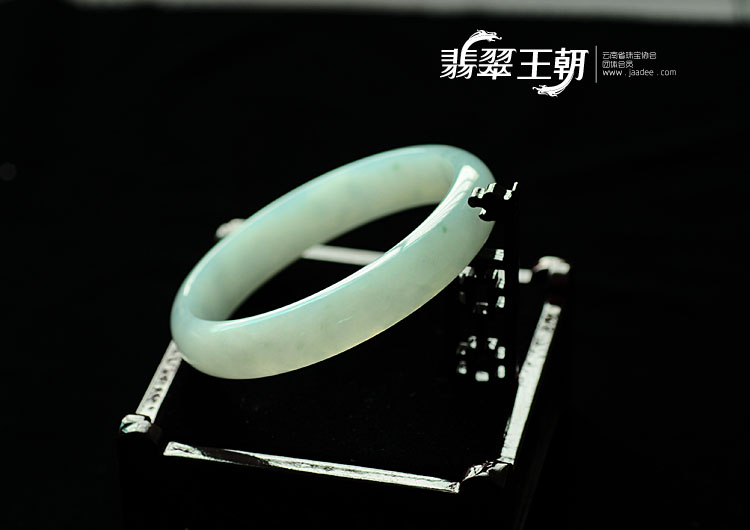 糯冰种淡青色略飘花缅甸翡翠手镯(64.5)