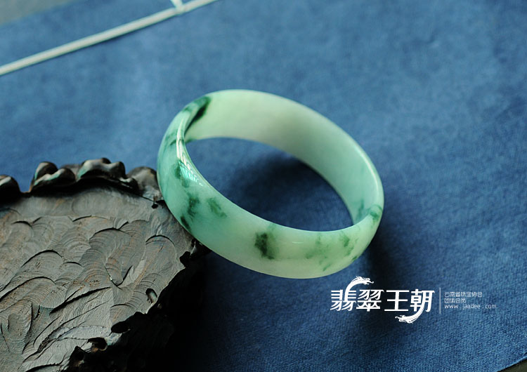 糯冰种飘花缅甸翡翠手镯(53.2)