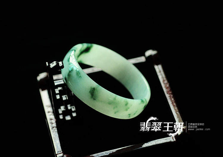 糯冰种飘花缅甸翡翠手镯(53.2)