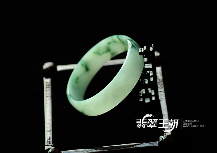 糯冰种飘花缅甸翡翠手镯(53.2)