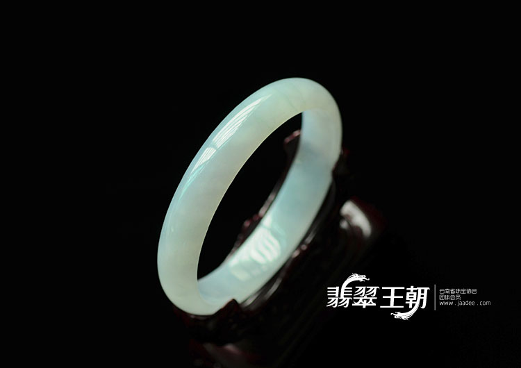 糯冰种淡青色略飘花缅甸翡翠手镯(66.7)