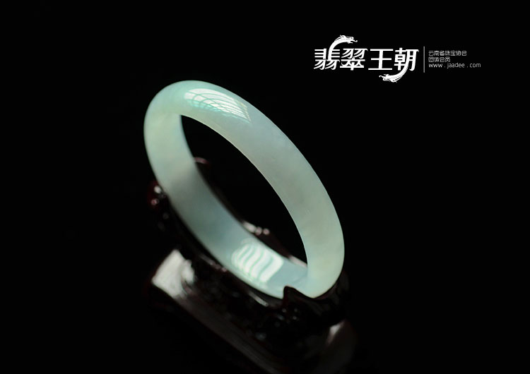 糯冰种淡青色略飘花缅甸翡翠手镯(66.7)