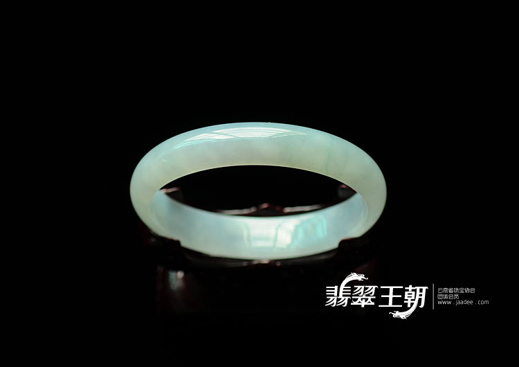 糯冰种淡青色略飘花缅甸翡翠手镯(66.7)