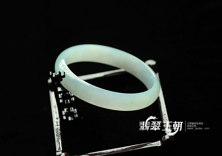 糯冰种淡青色略飘花缅甸翡翠手镯(66.7)