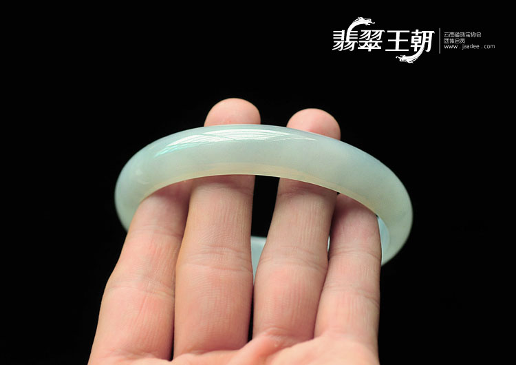 糯冰种淡青色略飘花缅甸翡翠手镯(66.7)