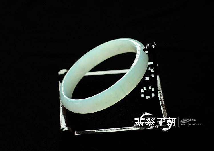 糯冰种淡青色略飘花缅甸翡翠手镯(66.7)